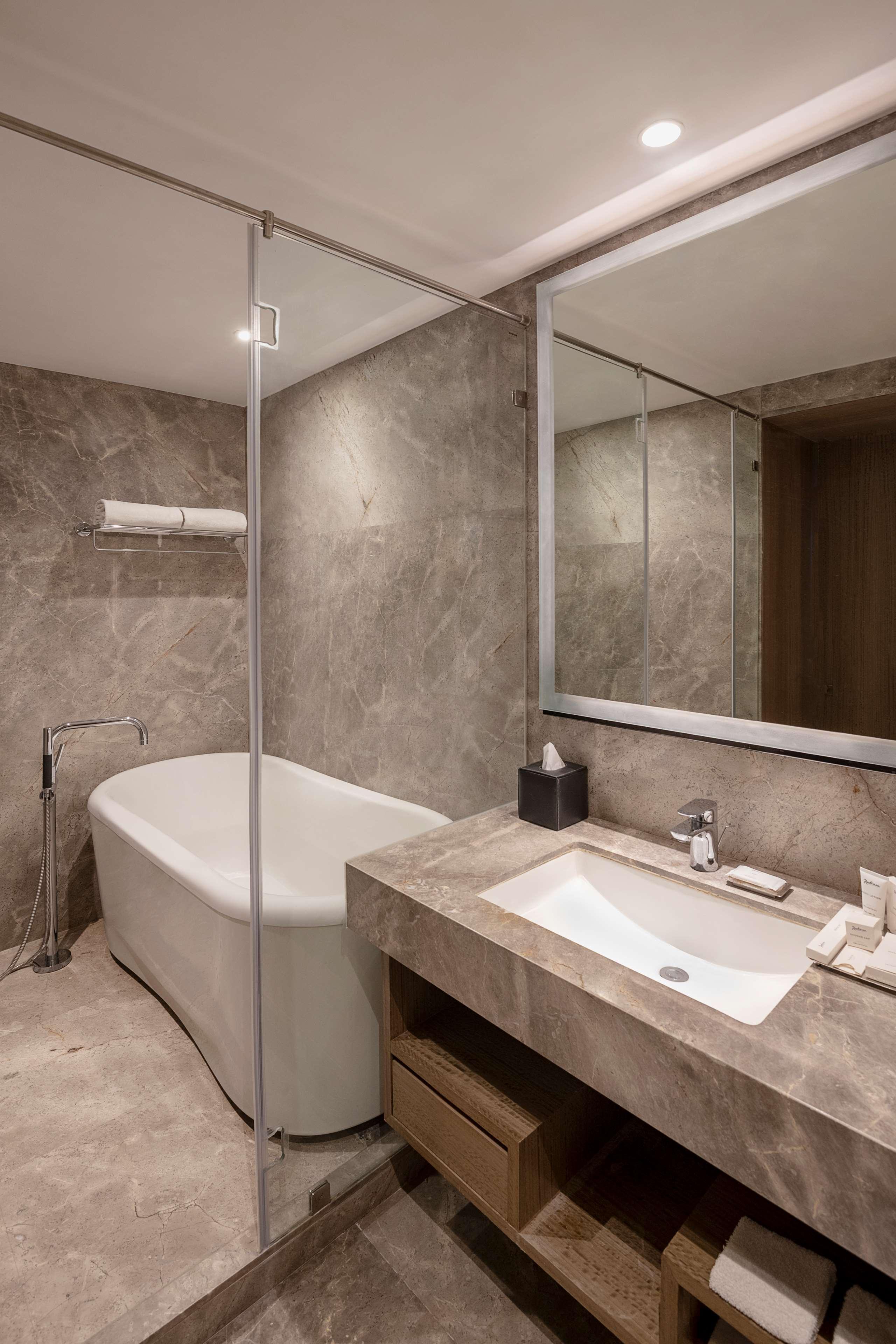 Radisson Mumbai Andheri Midc Экстерьер фото Bathroom